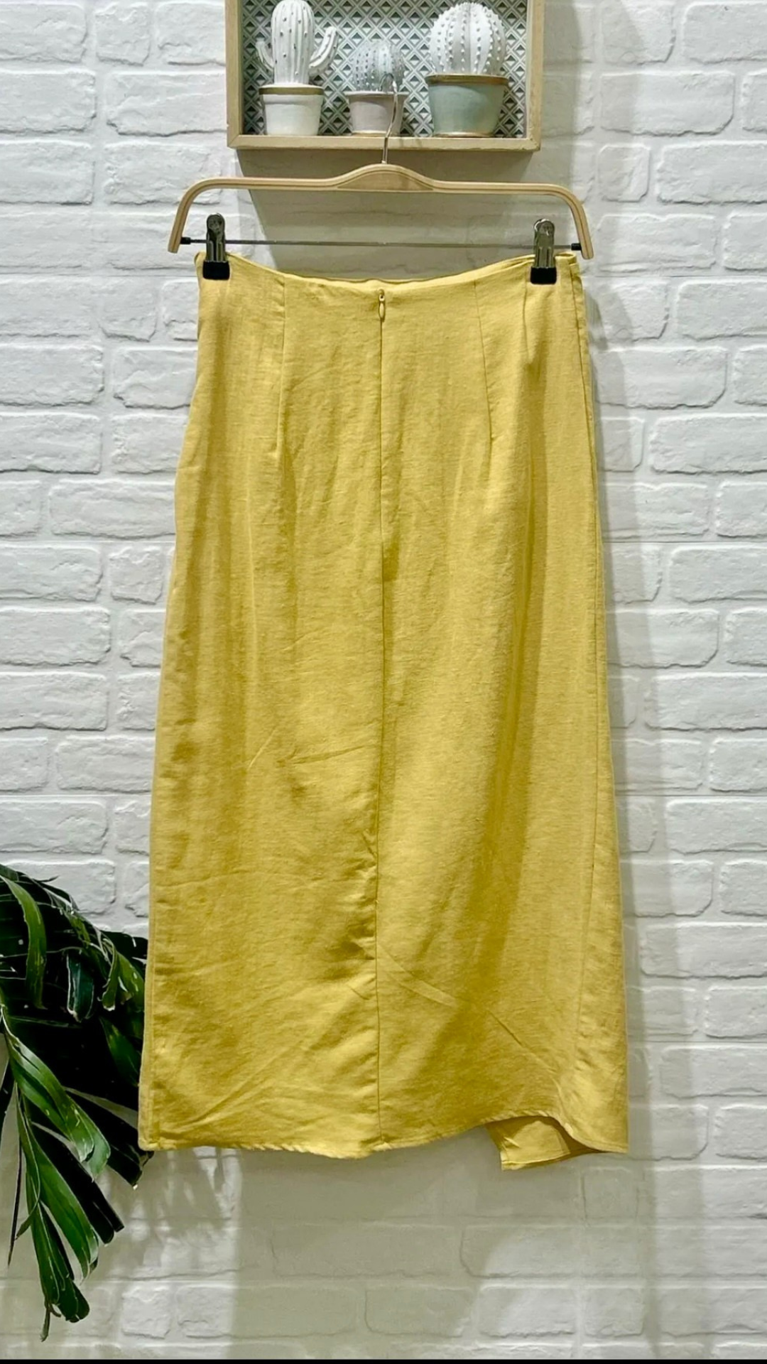Falda pareo mostaza con hebilla – Color, frescura y estilo