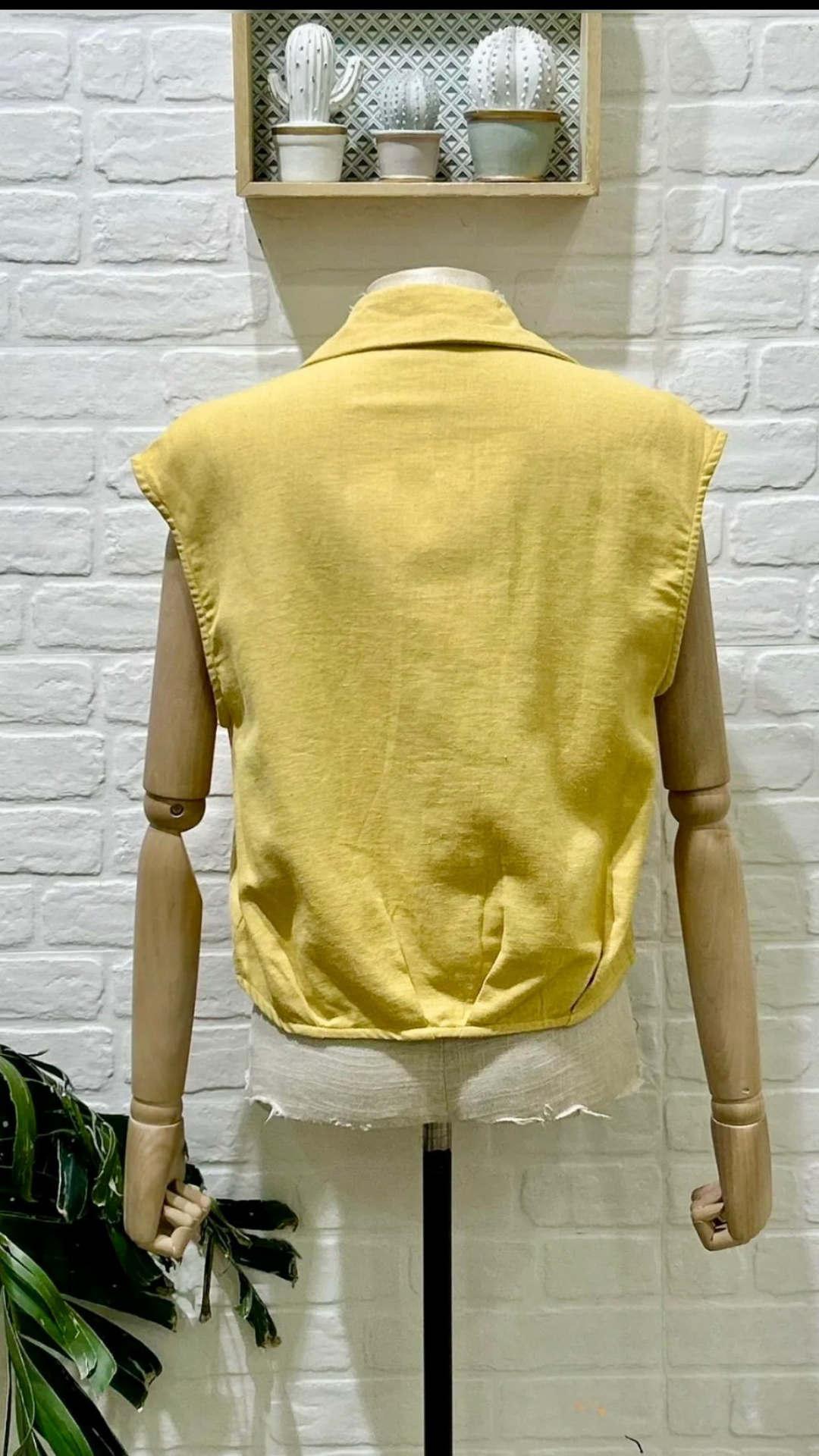 Top mostaza sin mangas – Frescura con carácter