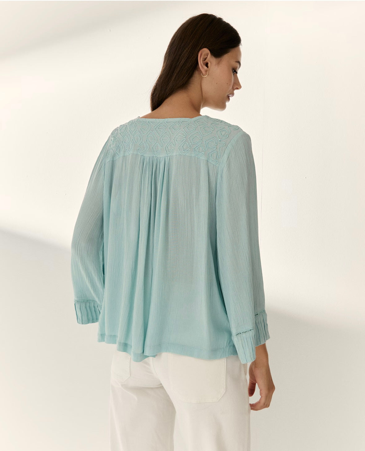 Camisa fluida azul bordada – Paz Torras