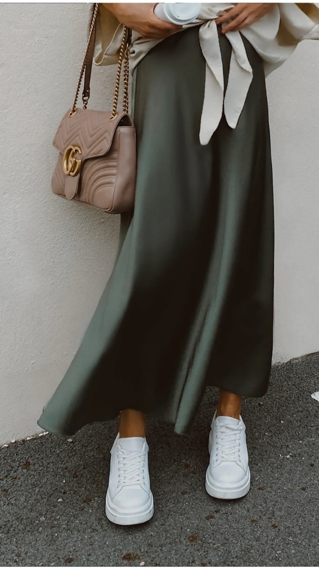 Falda Midi Satinada – Sofisticación con un Toque Casual