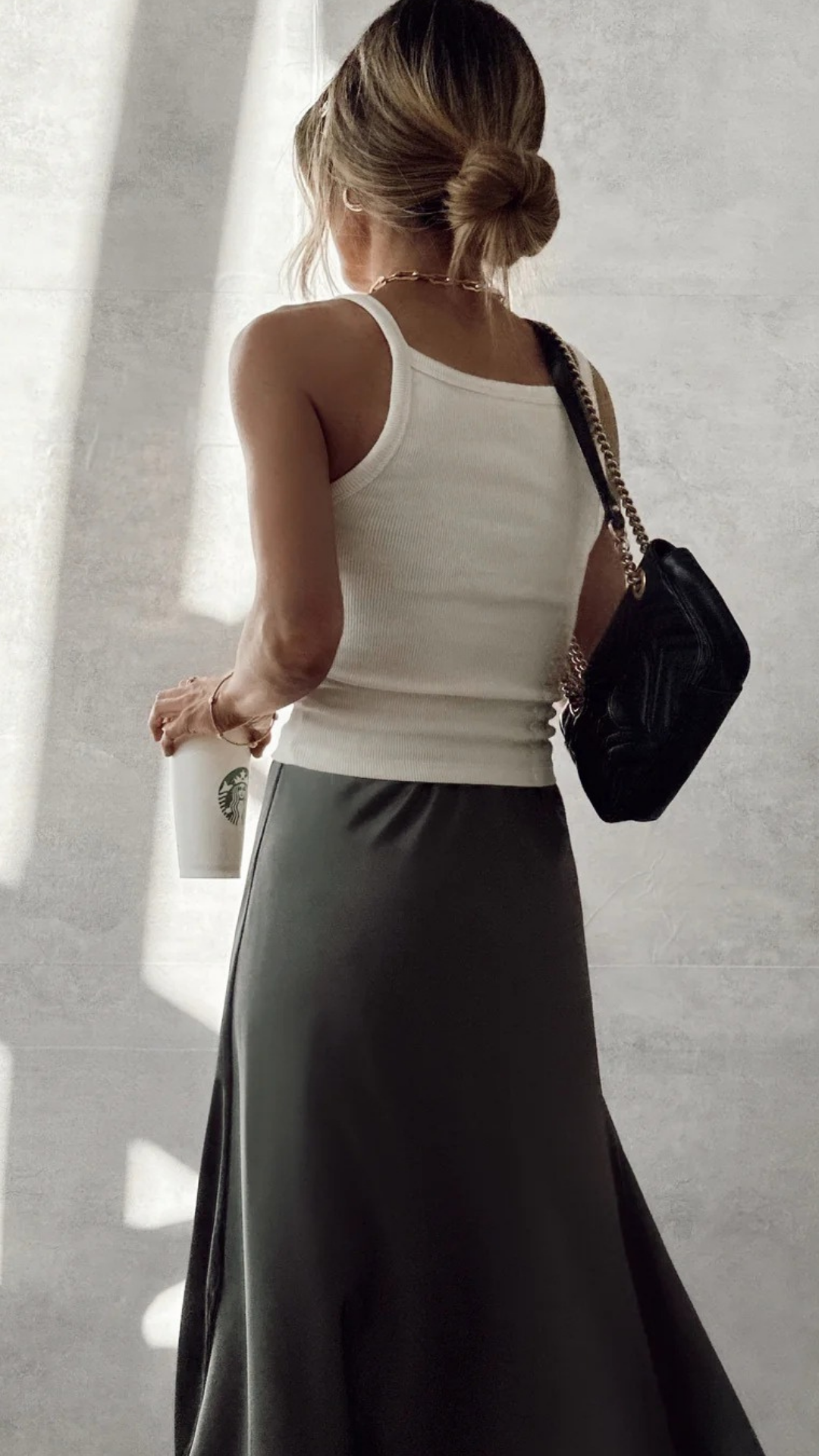 Falda Midi Satinada – Sofisticación con un Toque Casual