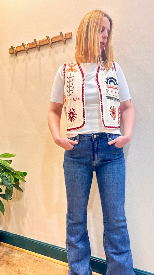 Chaleco Boho Bordado – Un toque étnico para tu estilo