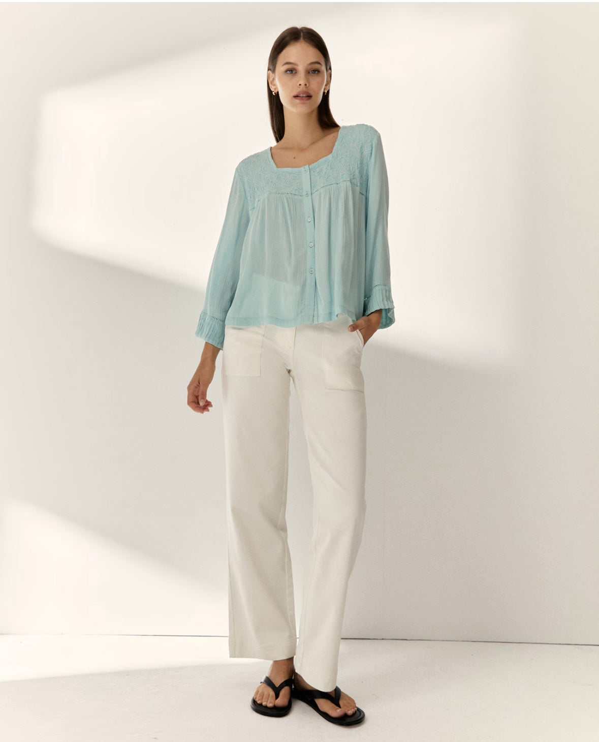 Camisa fluida azul bordada – Paz Torras