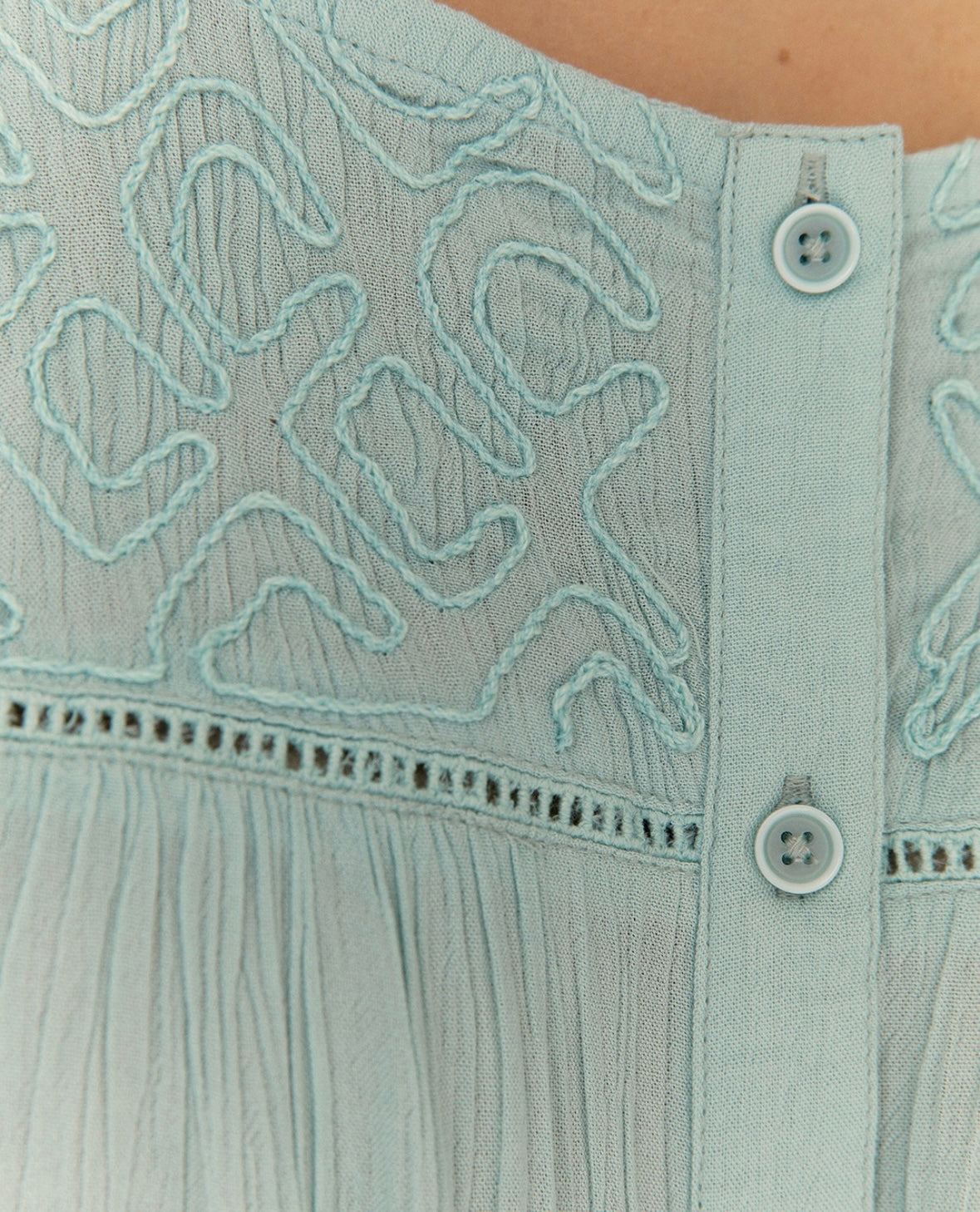 Camisa fluida azul bordada – Paz Torras